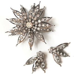 VINTAGE DEMI PARURE CLEAR RHINESTONE BROOCH CLIP ON EARRINGS SILVER PLATED